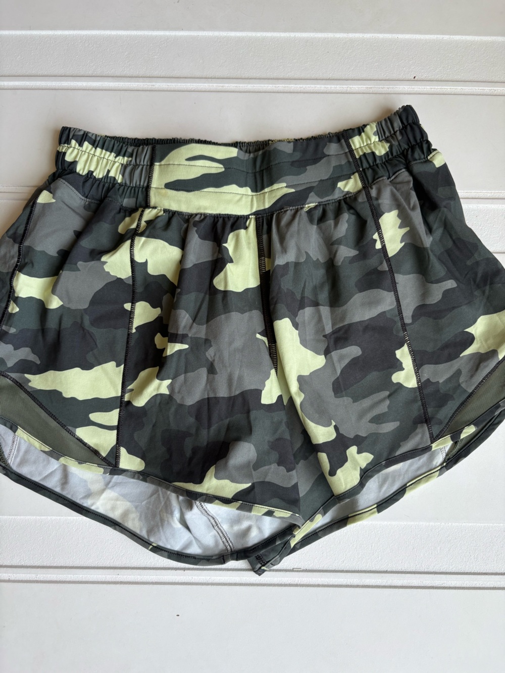 Lululemon Women’s Running Shorts Green Camo Size 6 Tall